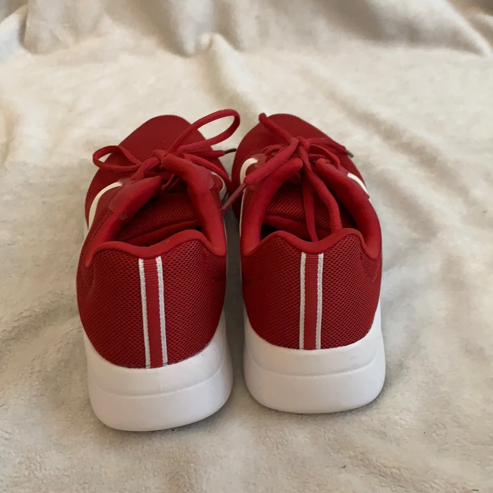Tennis shoes